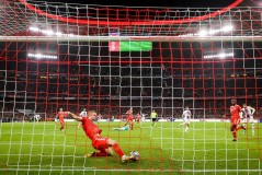 巴黎国米欧冠决赛逆转夺冠：亿元先生尴尬，三大奇观闪耀